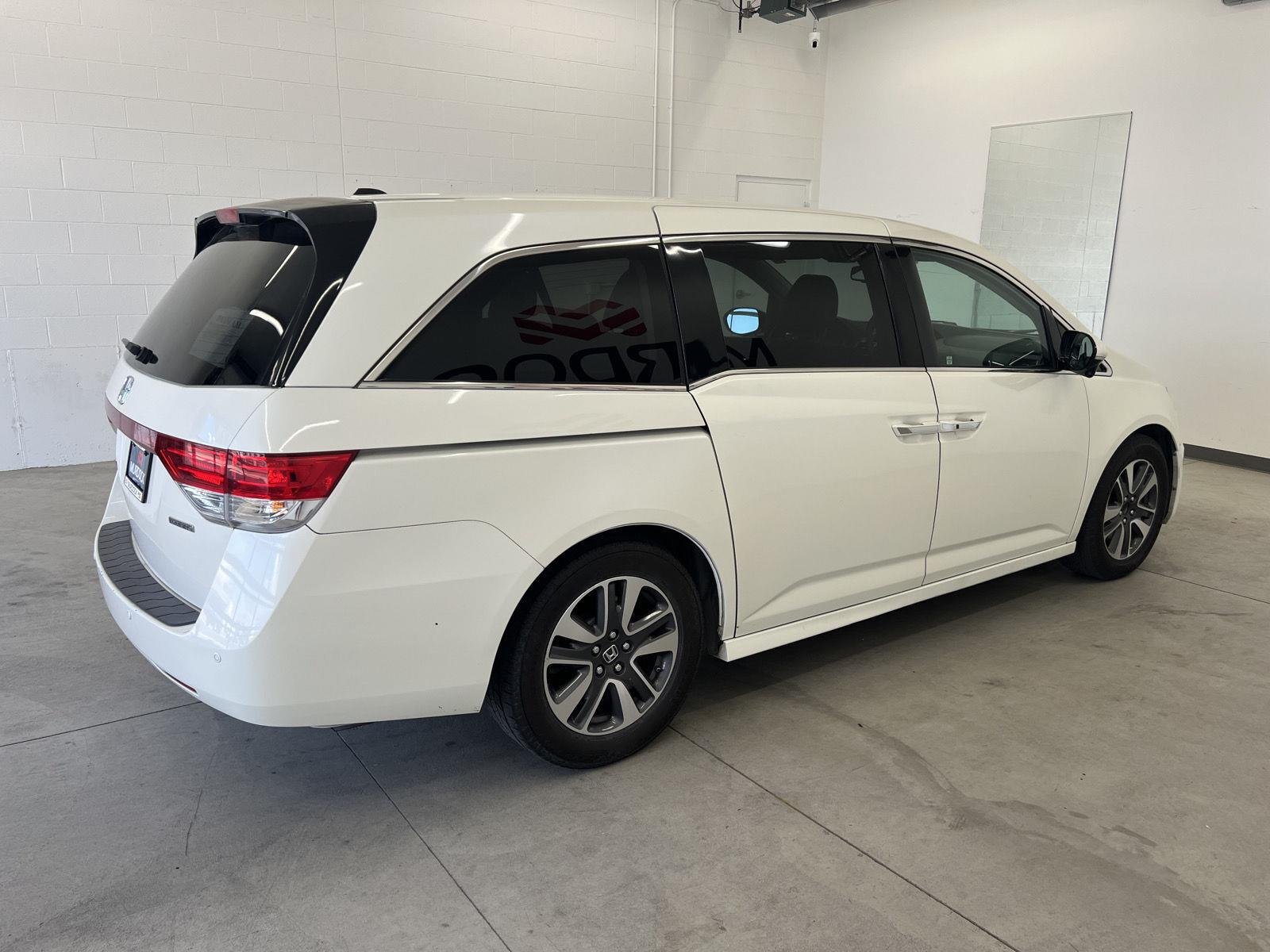 Used 2017 White Diamond Pearl Honda Touring image 4