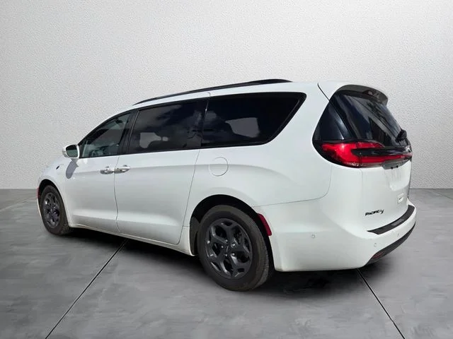 Used 2021 White Chrysler Touring L image 3