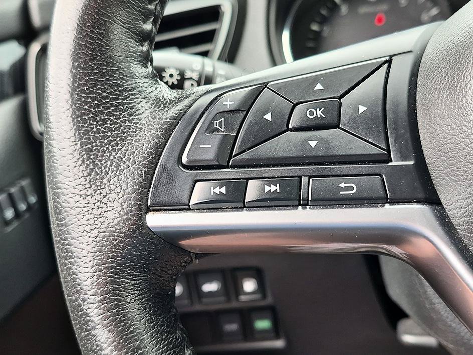 Used 2020 Magnetic Black Pearl Nissan SL image 17