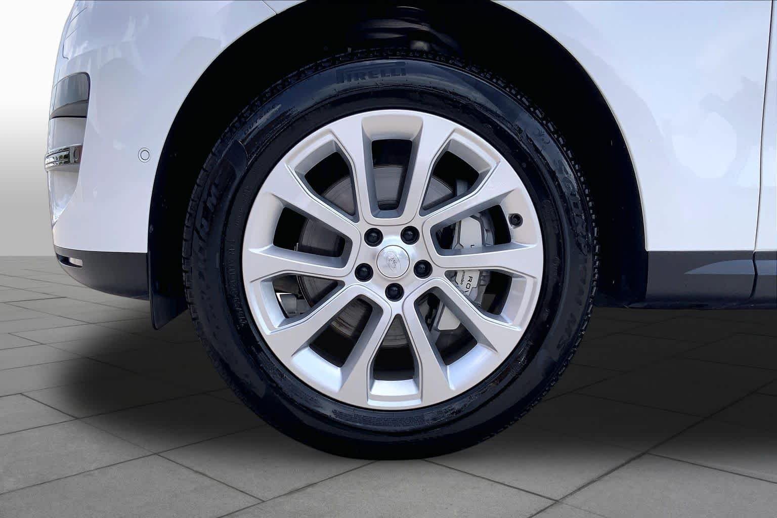 Used 2025 Fuji White Land Rover SE image 11