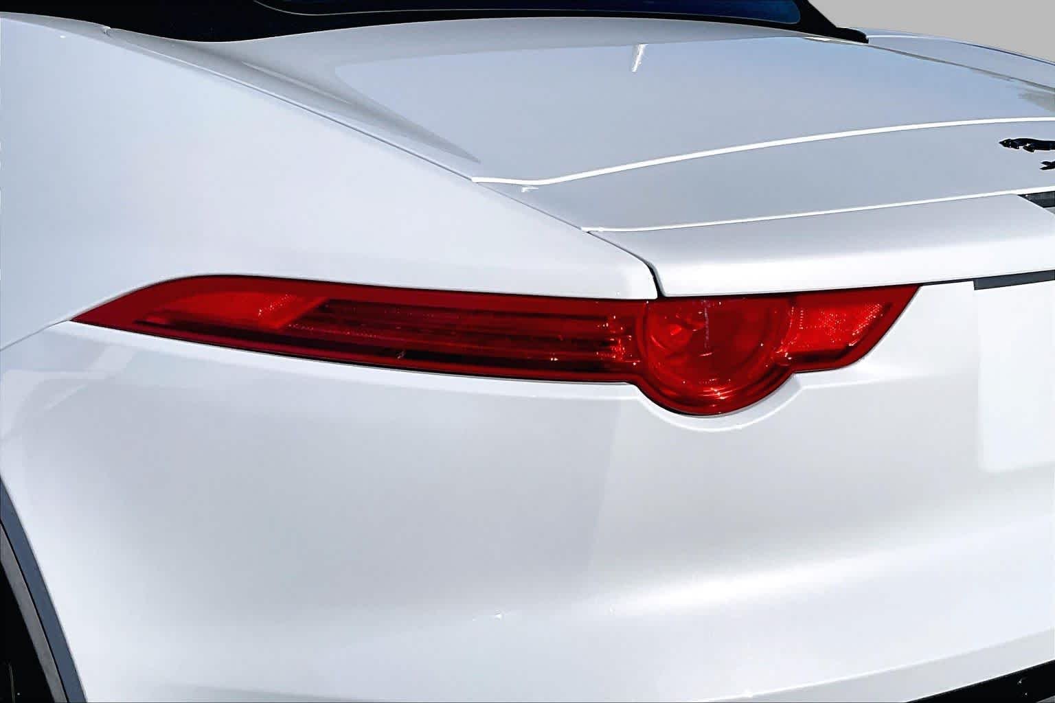 Used 2016  Jaguar R image 21