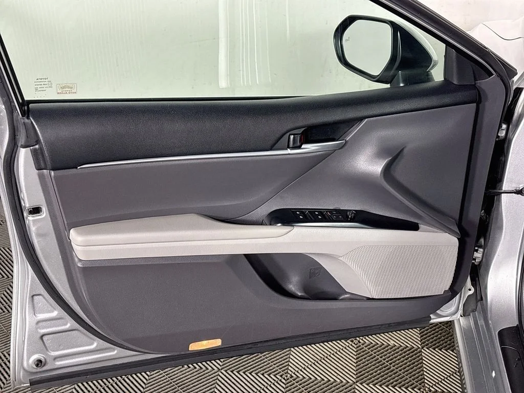Used 2018 Silver Toyota SE image 10