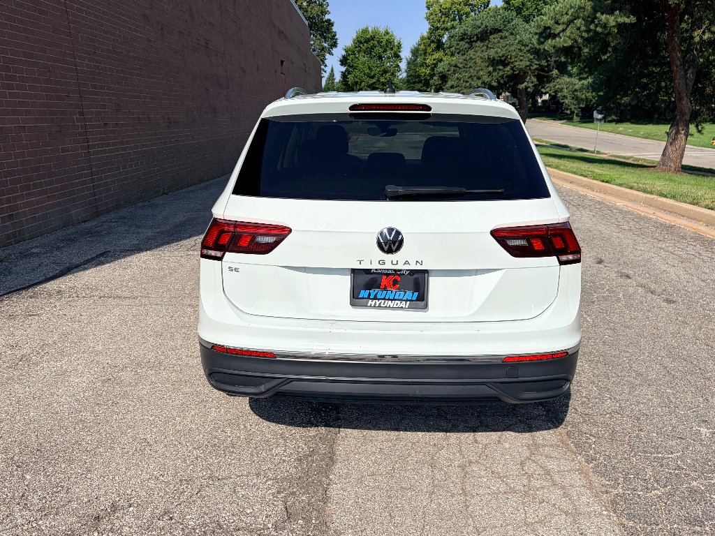 Used 2022 Pure White Volkswagen SE image 4