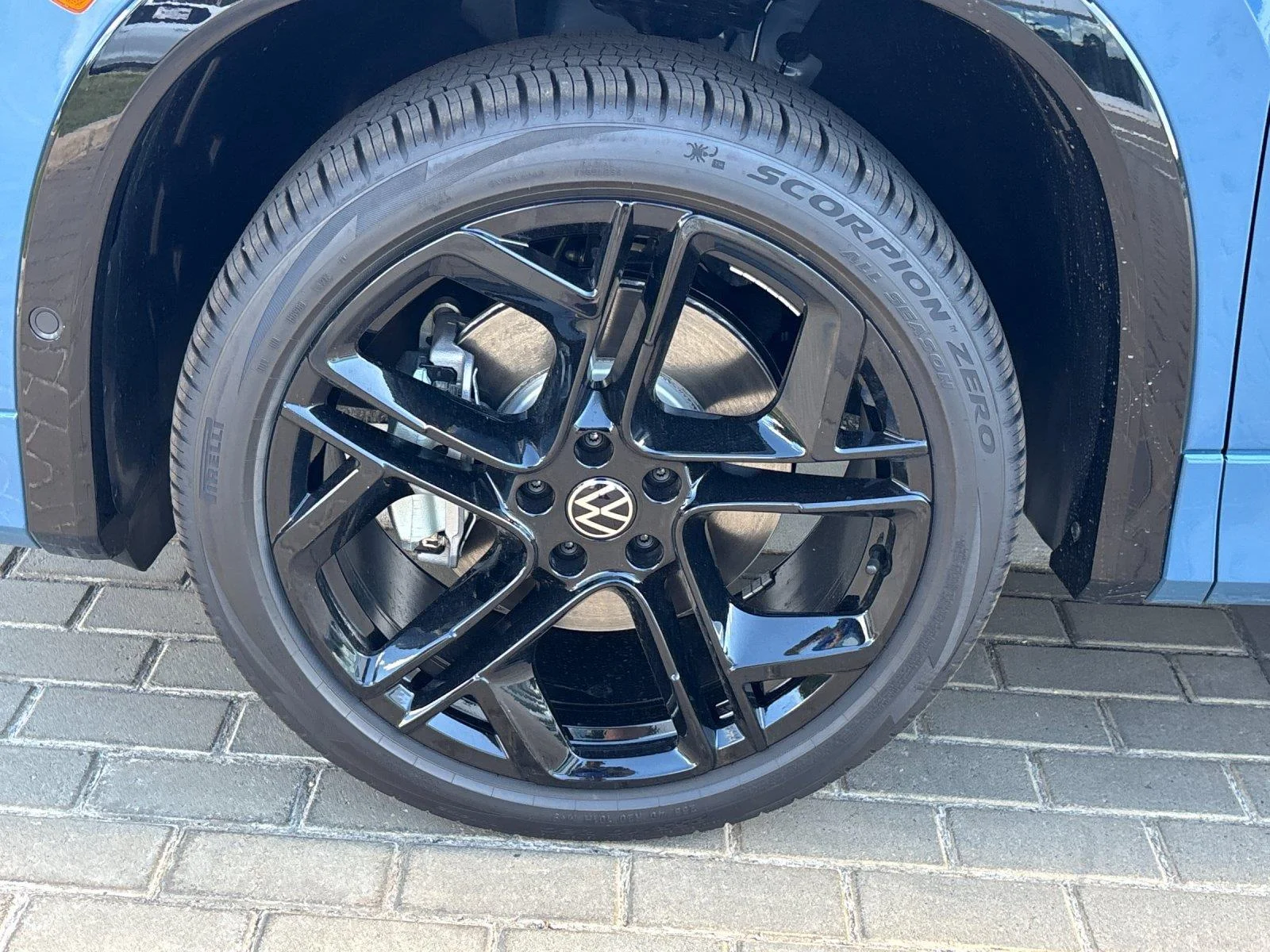 New 2026 monterey blue with deep black roof Volkswagen SE R-Line Black image 10