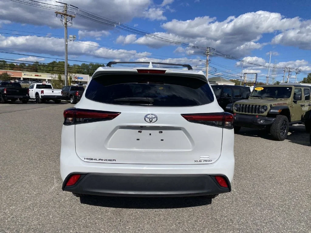 Used 2023 Beige Toyota XLE image 4