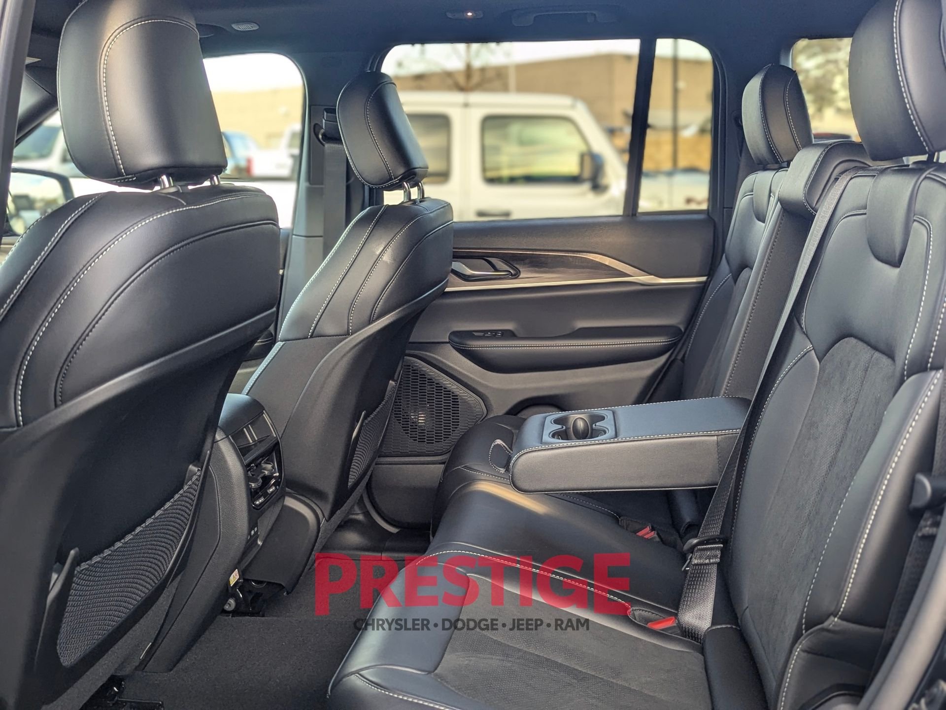 New 2026 Diamond Black Crystal Pearl-Coat Exterior Paint Jeep Altitude image 27