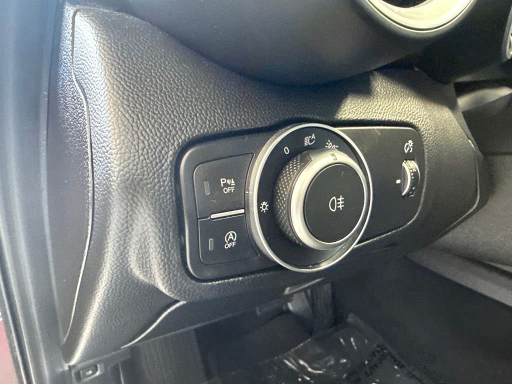 Used 2017 Red Alfa Romeo Base image 17