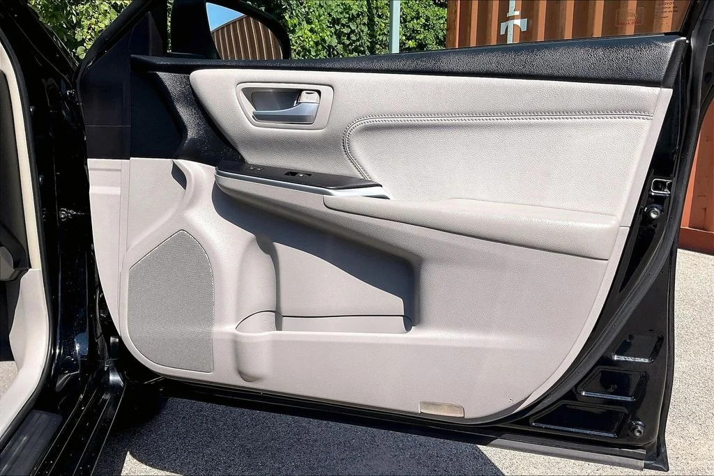Used 2016 Black Toyota XLE image 24