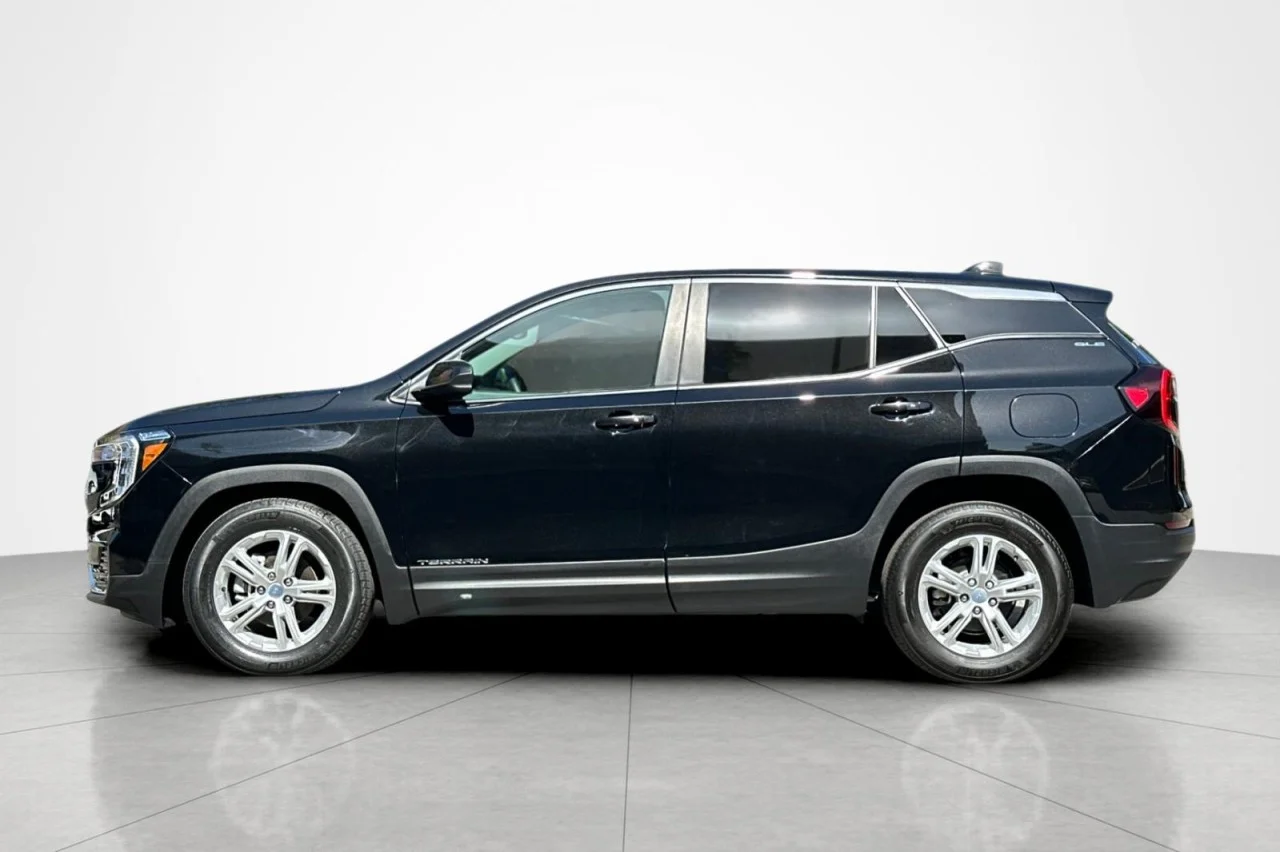 Used 2024 BLACK GMC SLE image 2