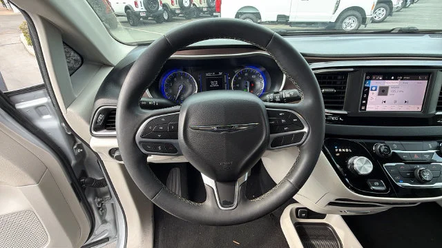 Used 2023 Silver Mist Clearcoat Chrysler LX image 22