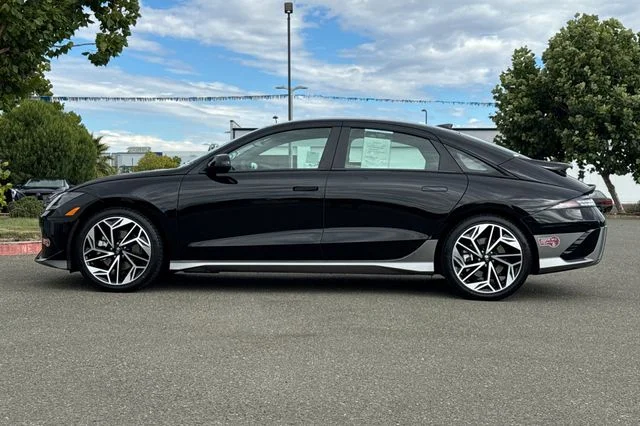 Used 2024 Black Hyundai SEL image 7