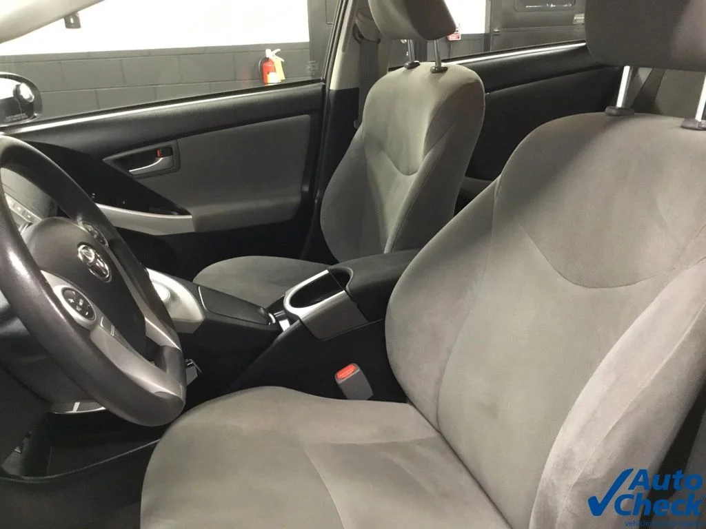 Used 2015 Silver Toyota Three image 27