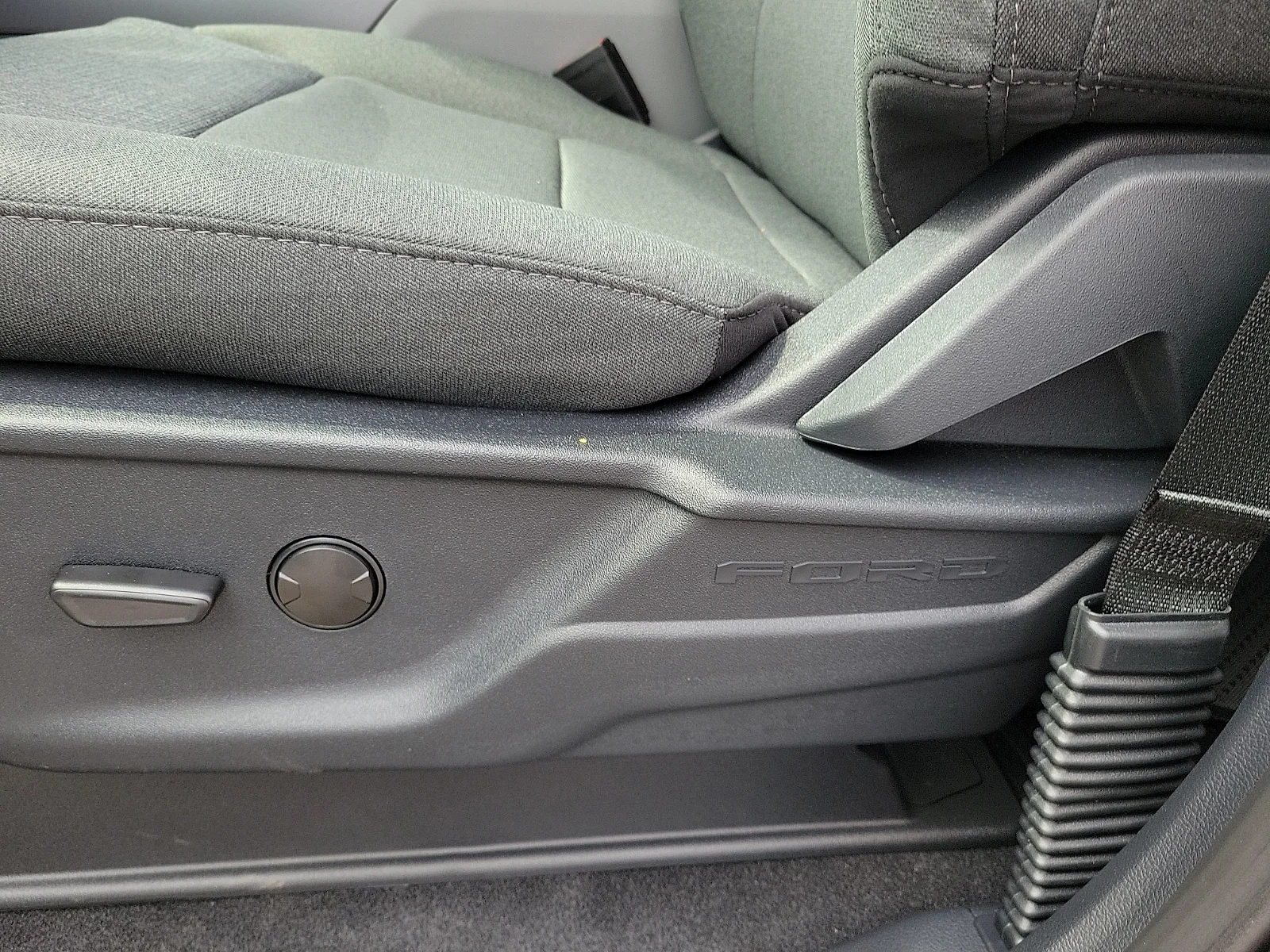New 2026 Oxford White Ford XLT image 13