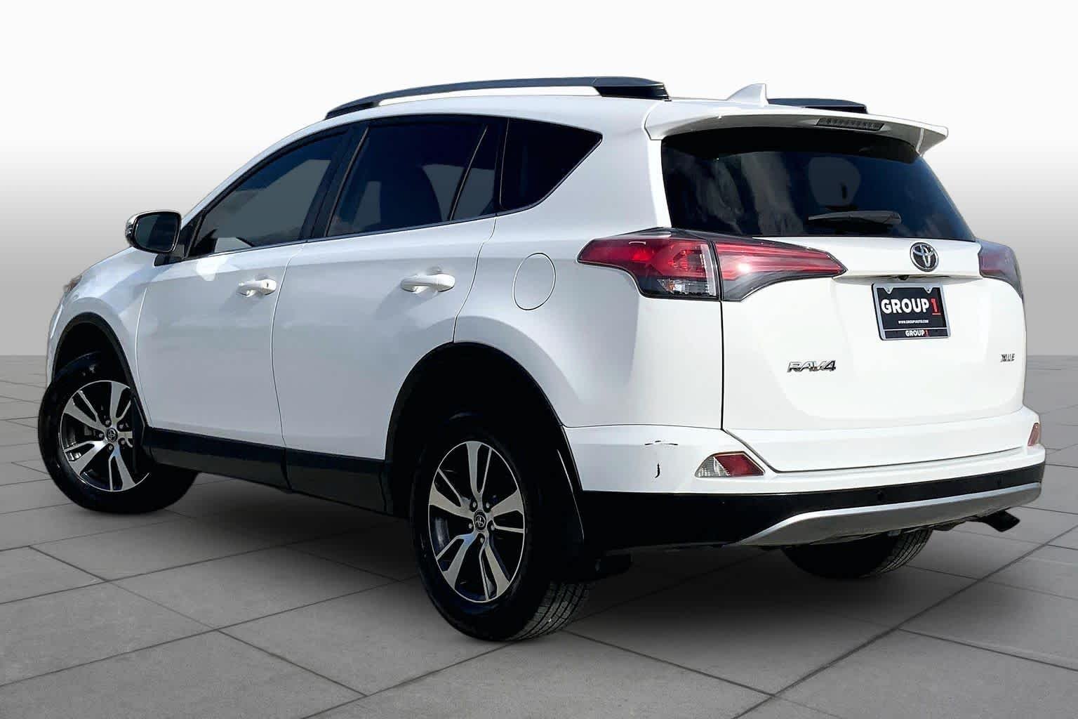Used 2018 Super White Toyota XLE image 12