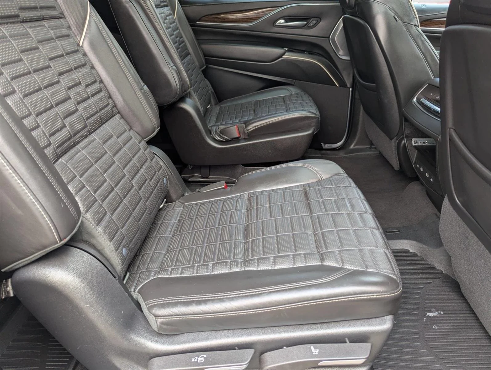 Used 2021 Crystal White Tricoat Cadillac Sport Platinum image 20