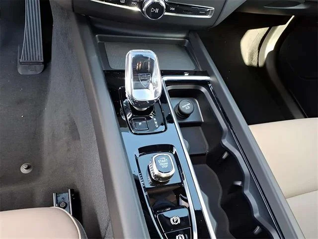 2026 Volvo XC60 Plus - Photo 21