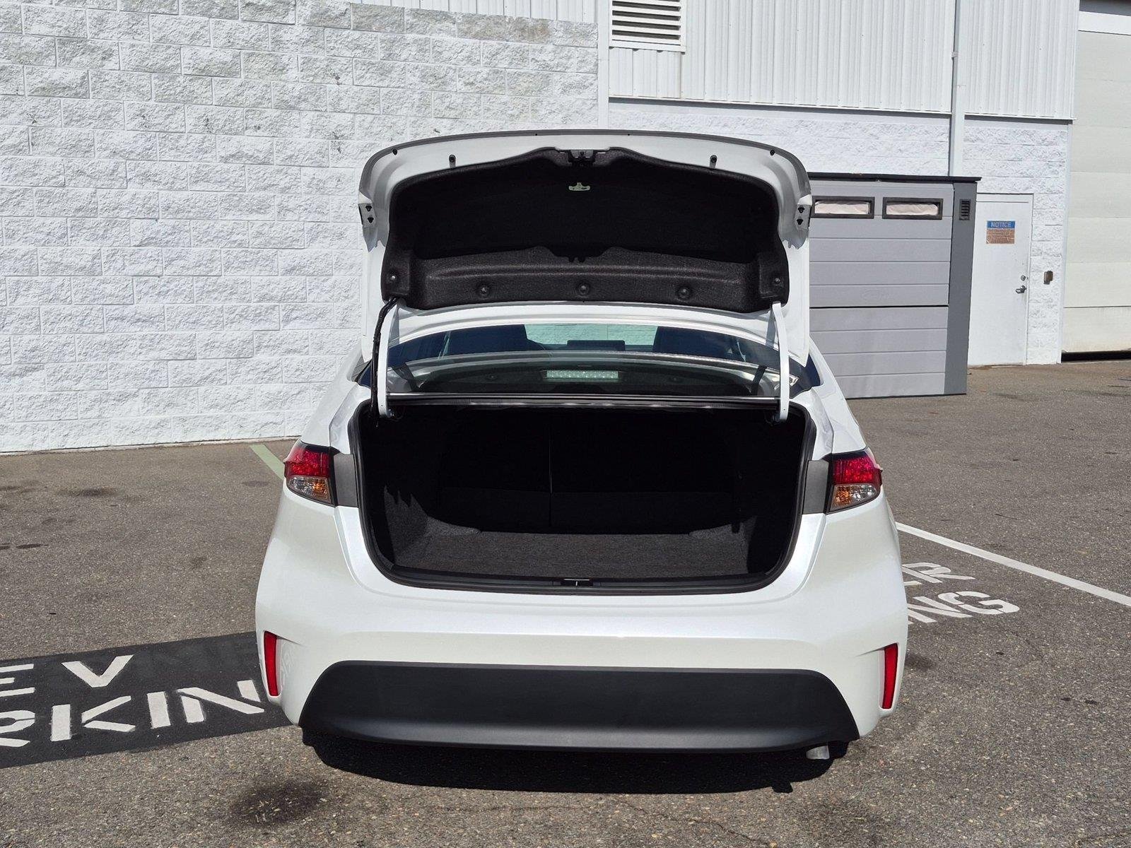 Used 2026 Wind Chill Pearl Toyota LE image 31