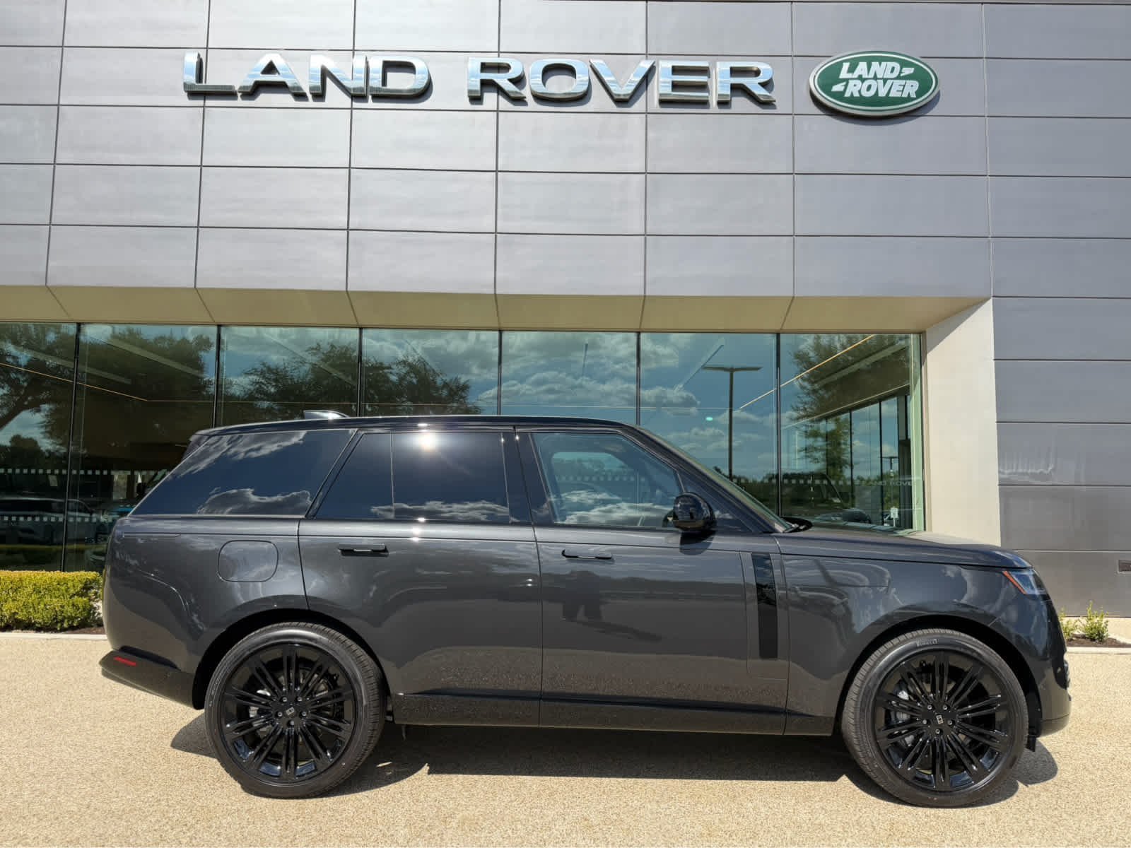 New 2027 Carpathian Grey LAND ROVER SE image 4