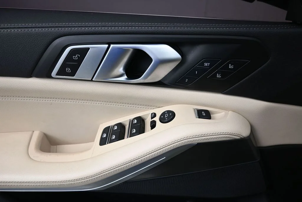 Used 2022 White BMW sDrive40i image 17
