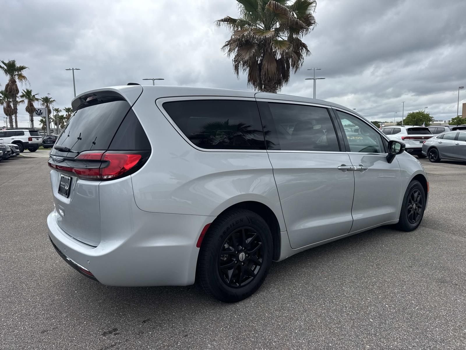 Used 2024 Silver Chrysler Touring L image 5
