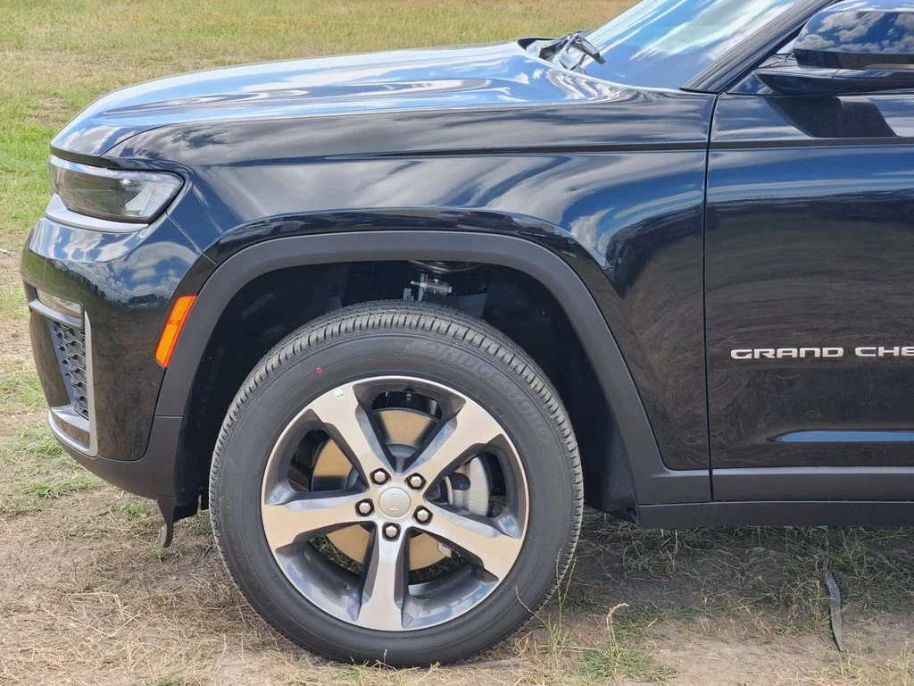 New 2026 Diamond Black Crystal Pearl-Coat Exterior Paint Jeep Limited image 6