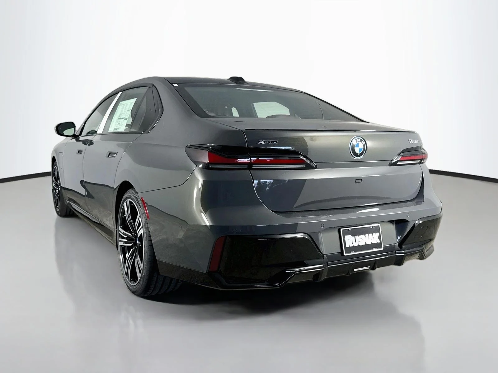 New 2026 Dravit Grey Metallic BMW 750e xDrive image 5