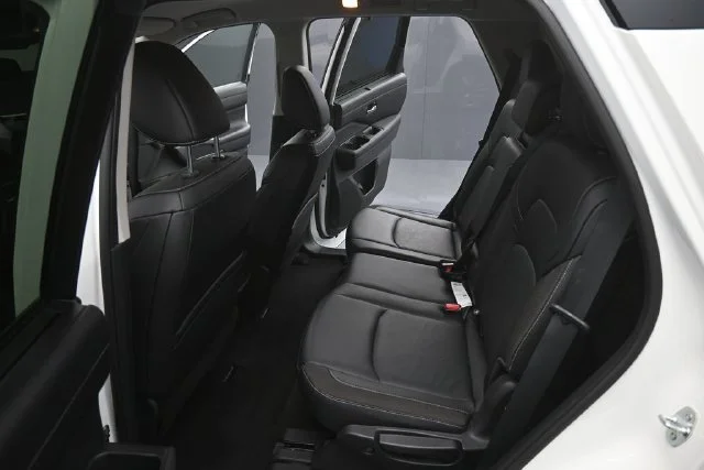 Used 2022 White Nissan SL image 17