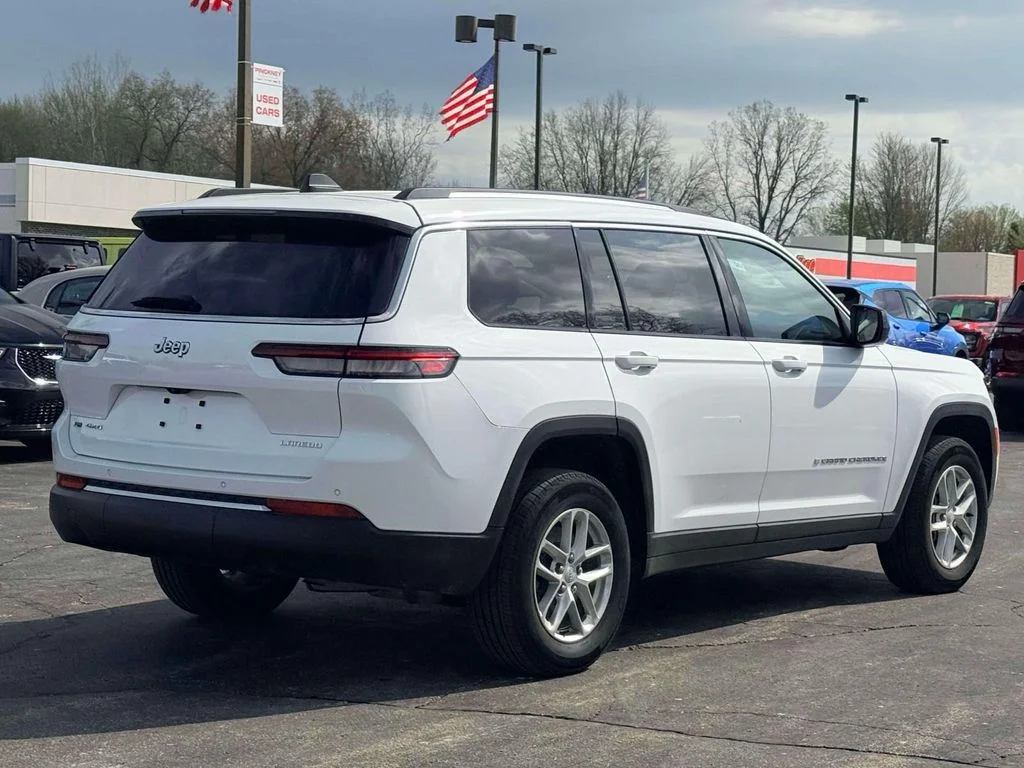 Used 2023 White/off-white Jeep Laredo image 7