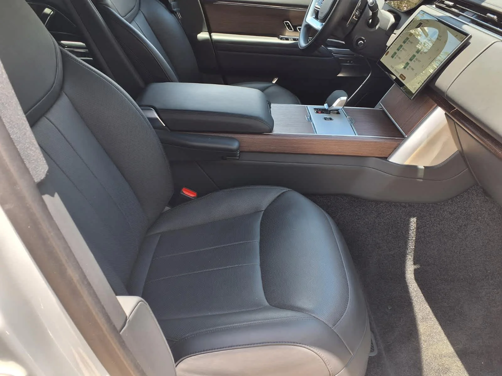 Used 2025 Fuji White Land Rover SE image 10