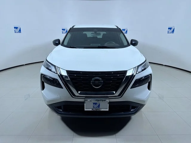 Used 2021 White Nissan S image 3