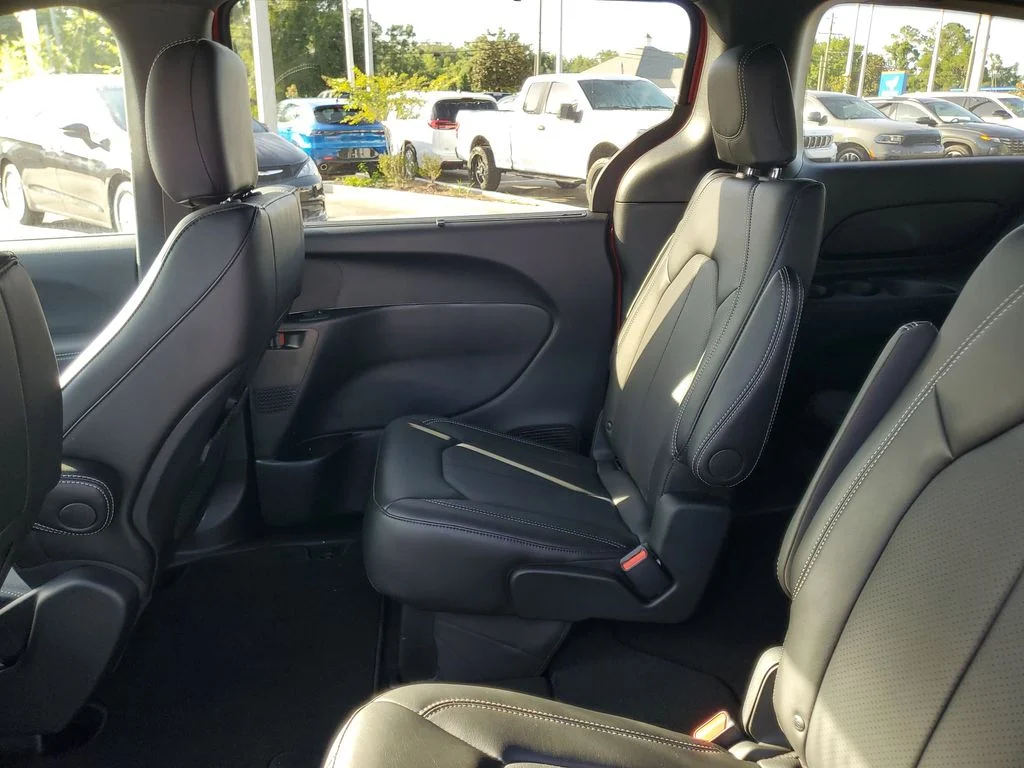 2025 Chrysler Voyager LX - Photo 25