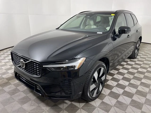 Certified Used 2025 Onyx Black Metallic Volvo Plus image 5