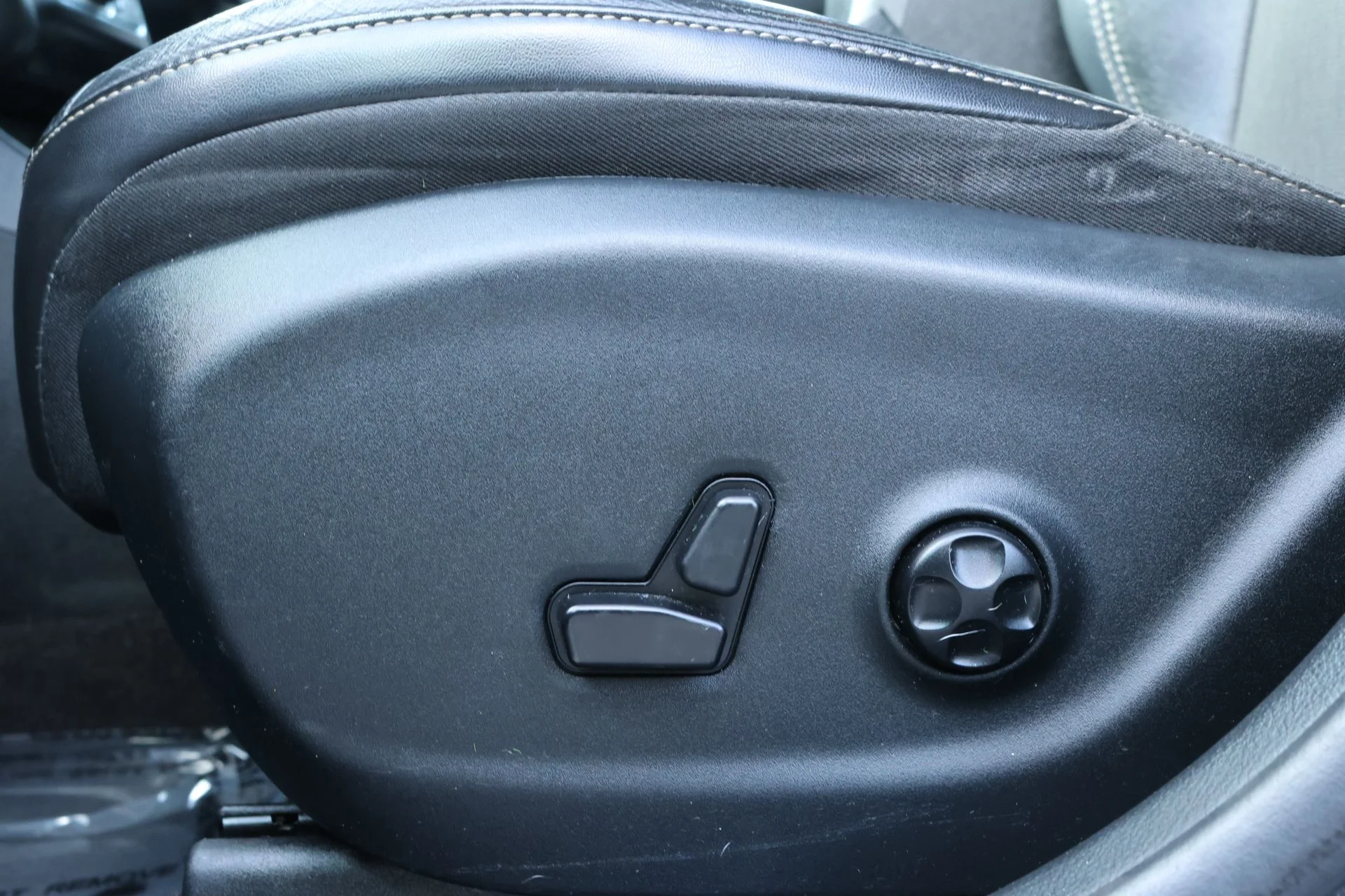Used 2018 Gray Jeep Latitude Plus image 18