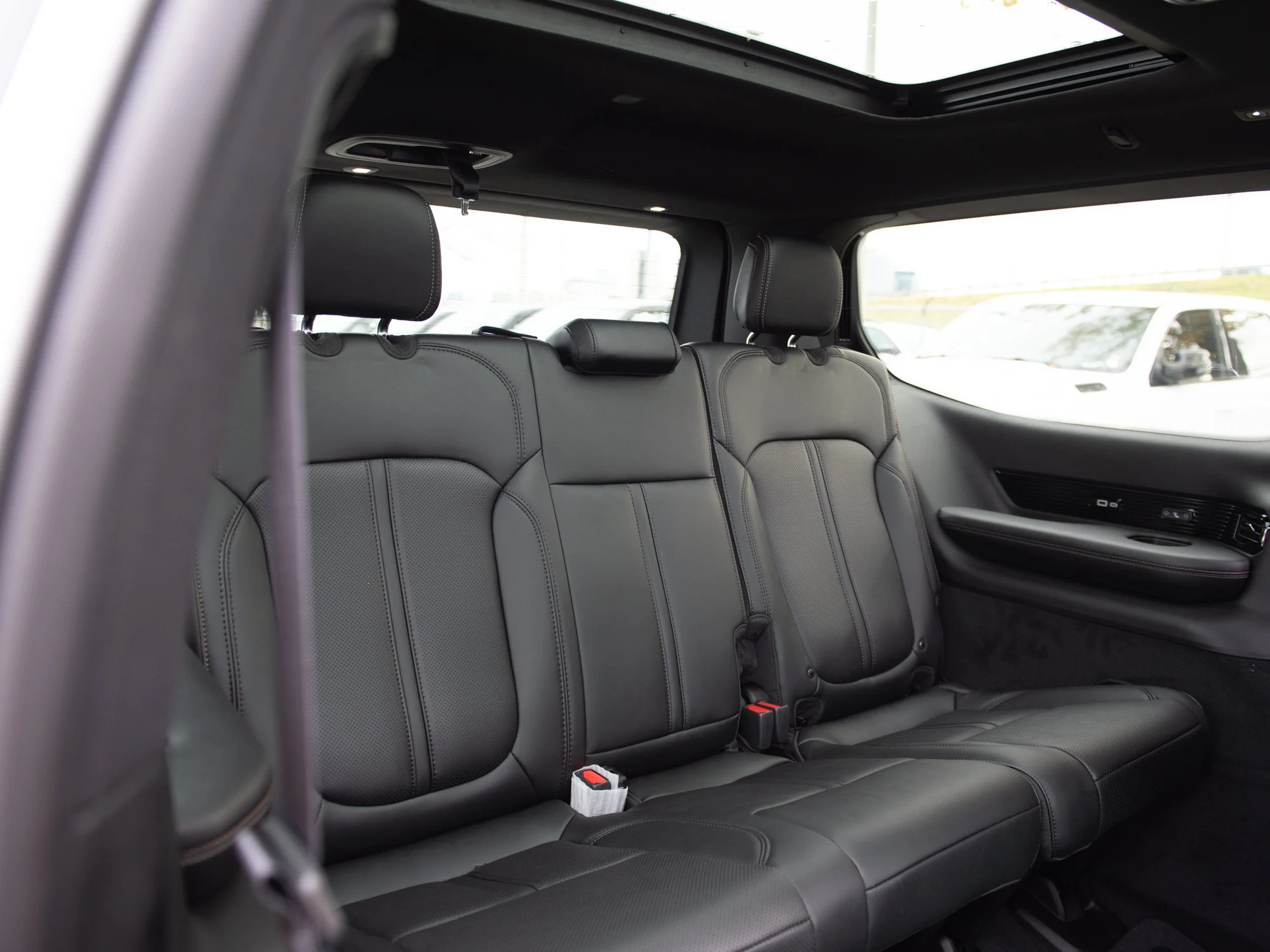 New 2027 White Jeep Summit Obsidian* 4x4, Rear DVD, Massage Seats, HD Trailer Tow Pkg image 30