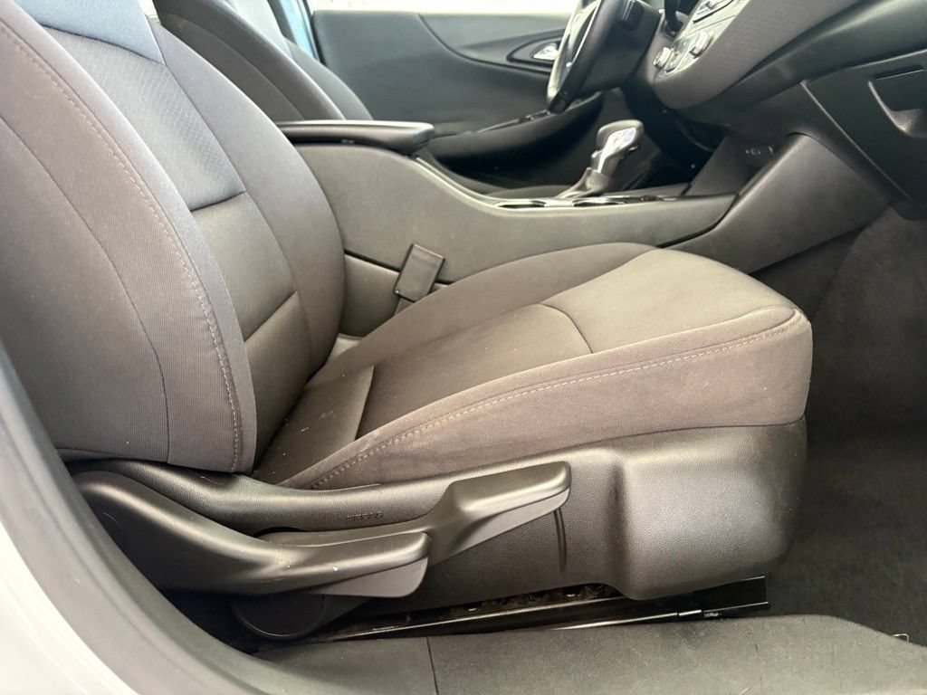 Used 2021 SUMMIT WHITE Chevrolet RS image 33