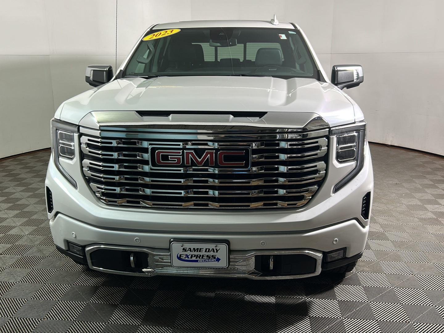 Used 2023 White Frost Tricoat GMC Denali image 12