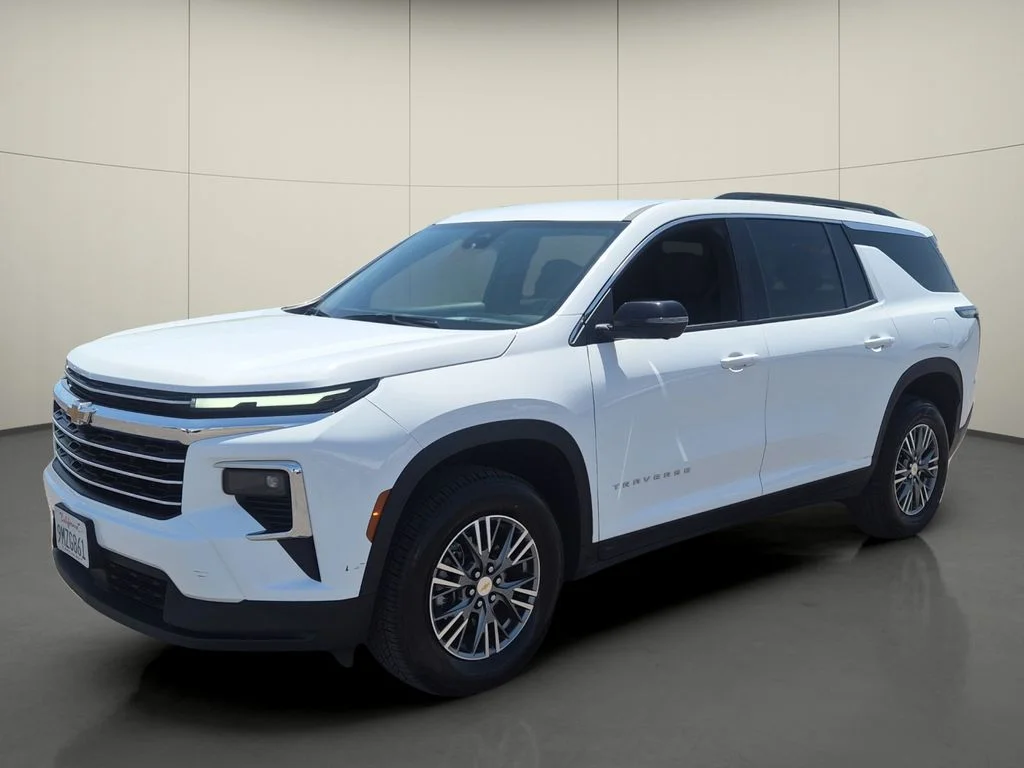 Used 2024 Summit White Chevrolet LT image 3