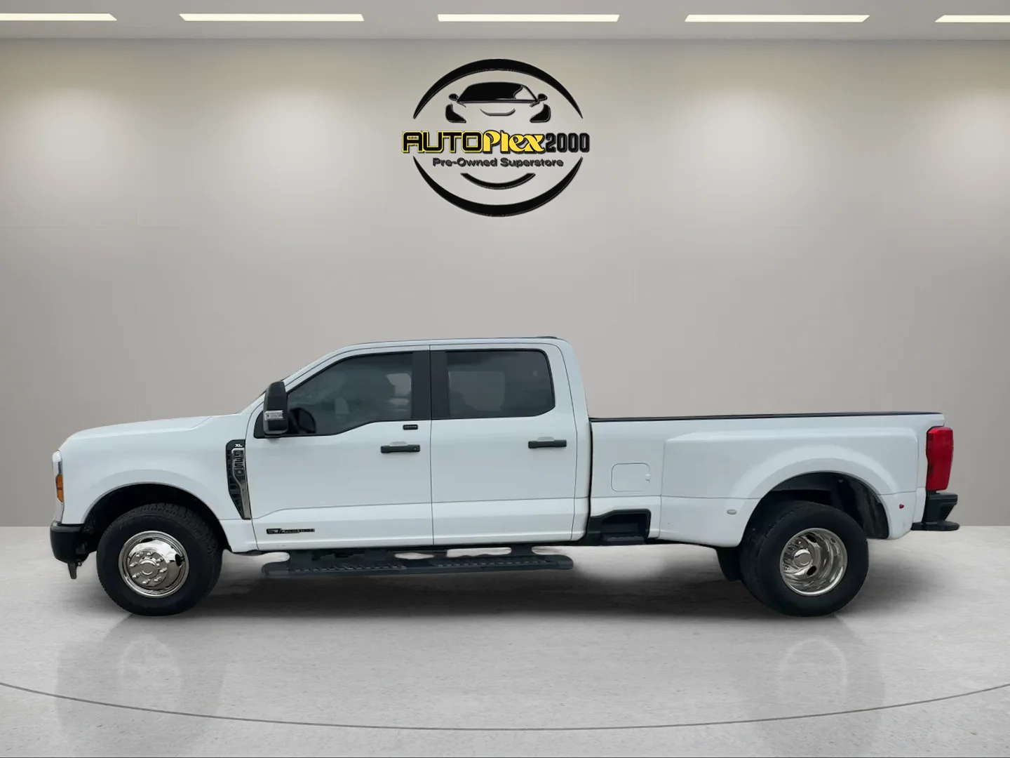 Used 2024 White Ford XL image 4