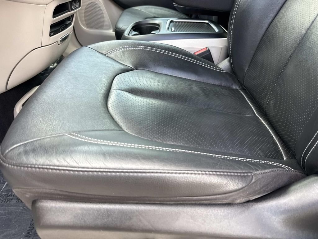 Used 2022 Red Chrysler Touring L image 28