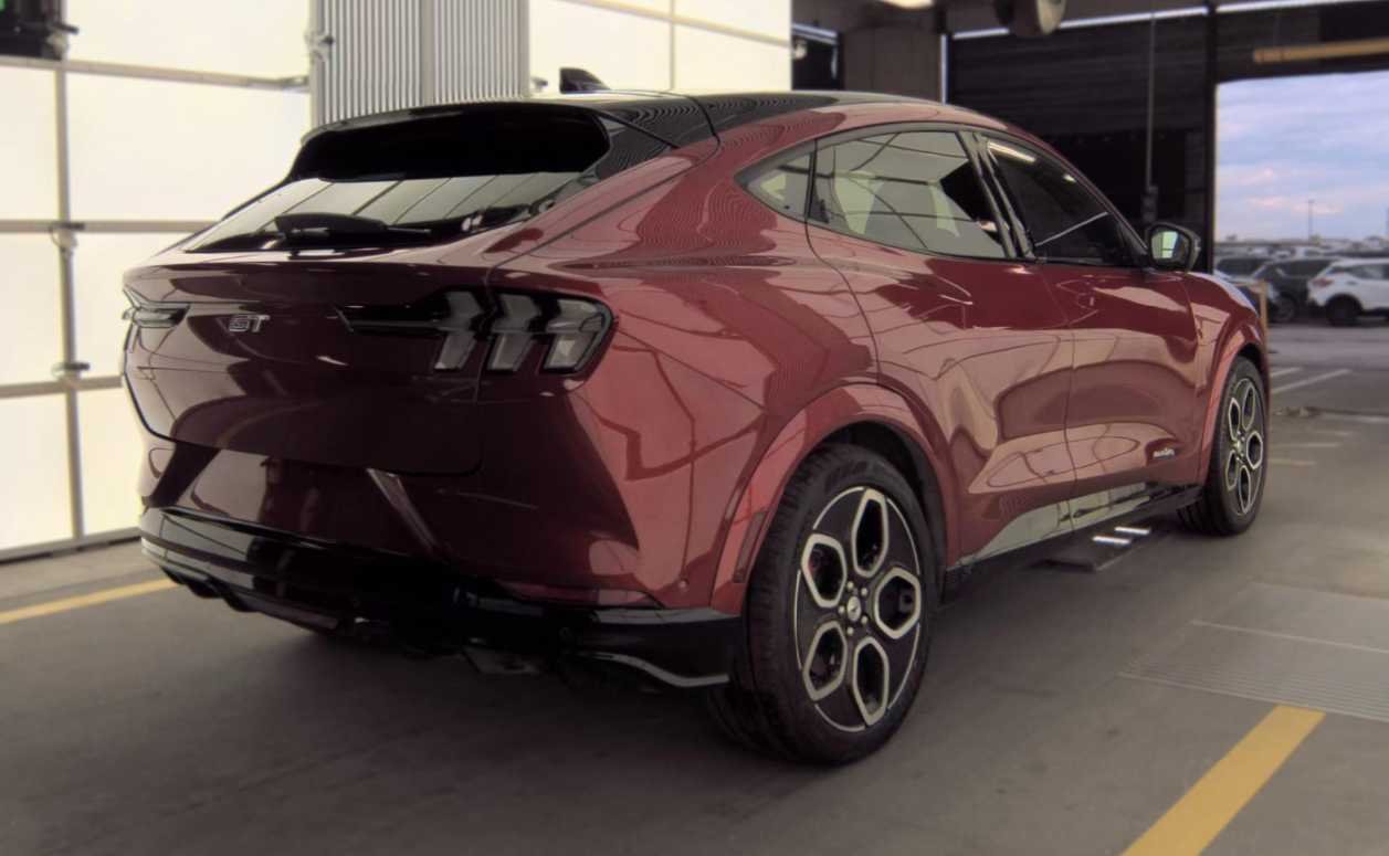 Used 2023 Rapid Red Metallic Tinted Clearcoat Ford GT image 3