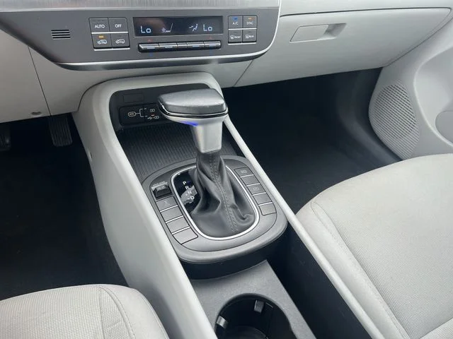 Used 2025 White Hyundai SEL image 24