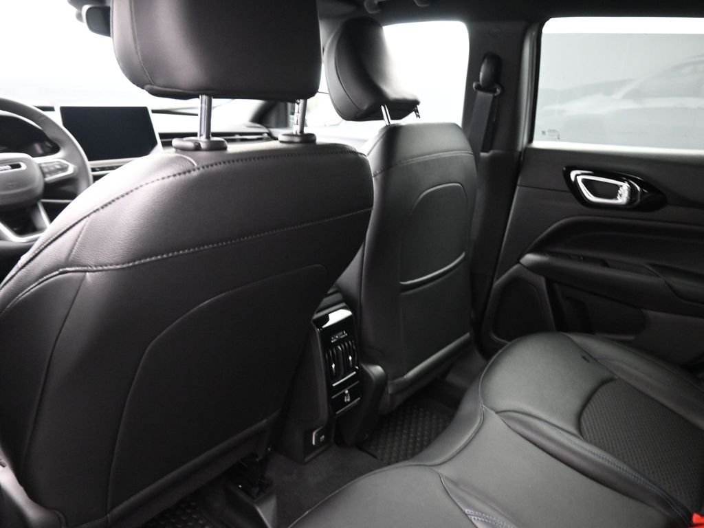 New 2026 Silver Zynith Metallic Clearcoat Jeep Latitude image 12
