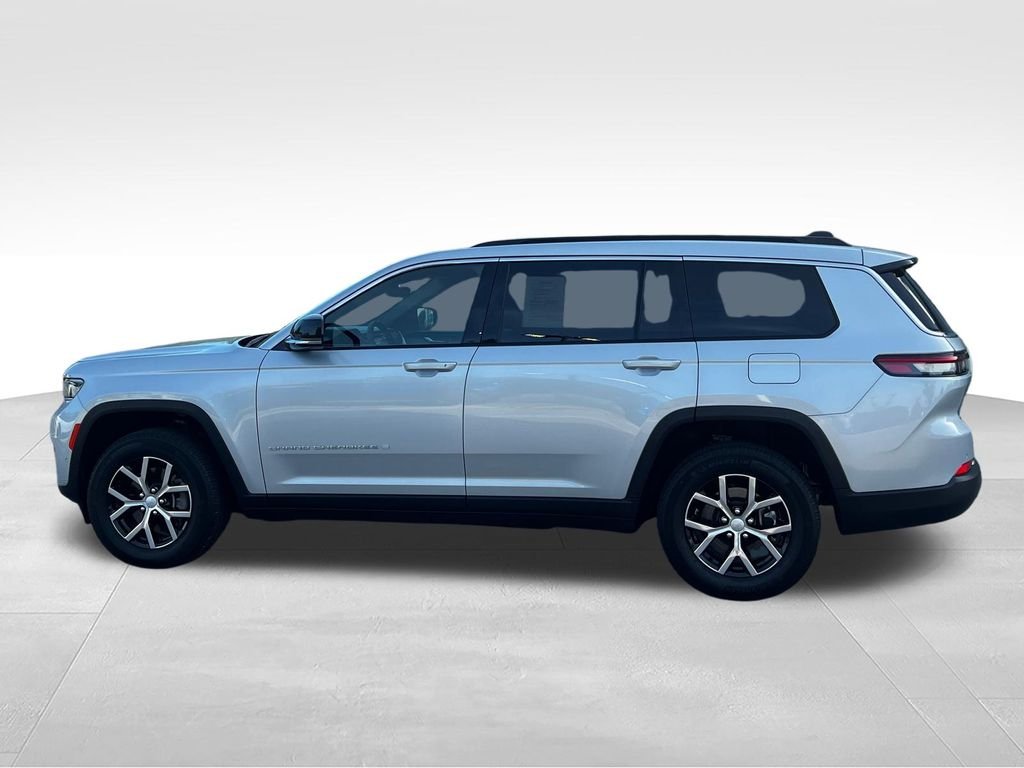 Used 2024 Silver Jeep Limited image 3