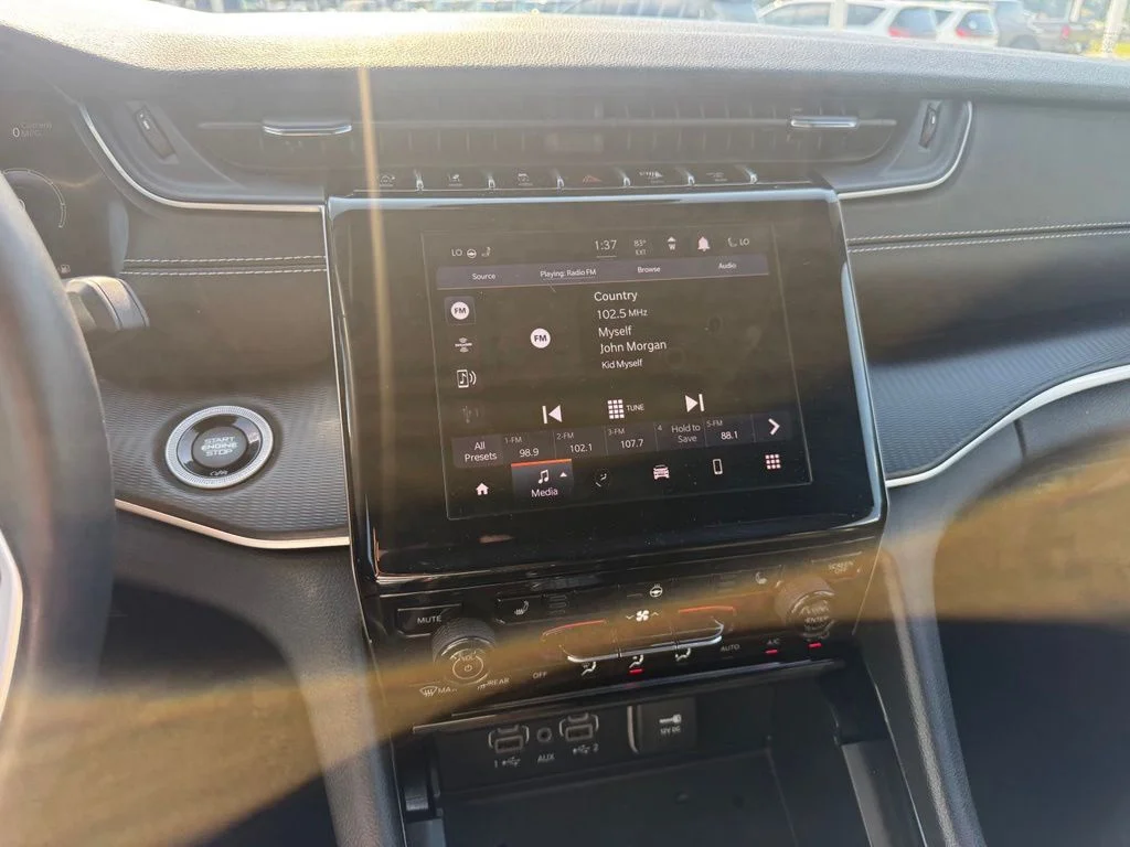 Used 2023 Silver Jeep Altitude X image 8