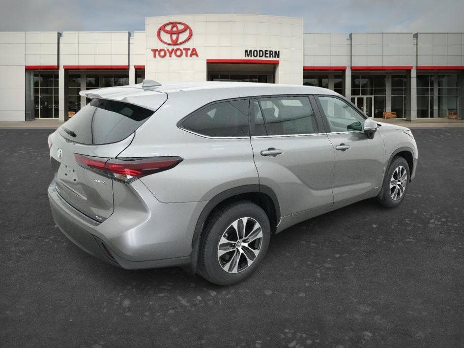 New 2026 Heavy Metallic Toyota Hybrid XLE image 18