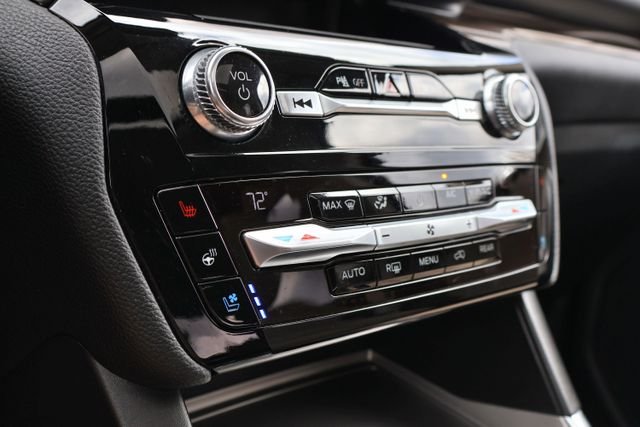 Used 2021 White Metallic Ford Limited image 21