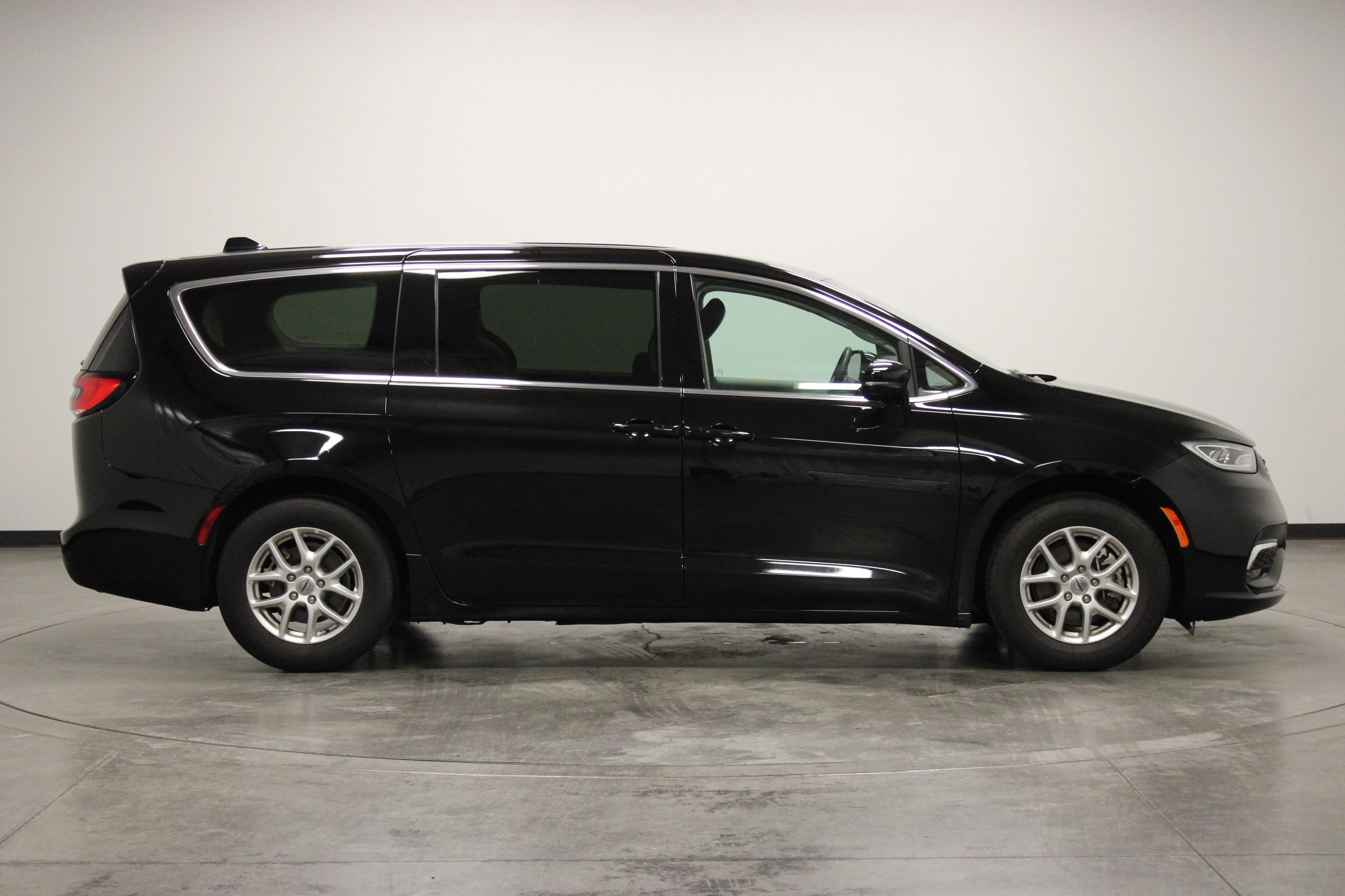 Used 2024 Diamond Black Crystal Pearlcoat Chrysler Touring L image 9