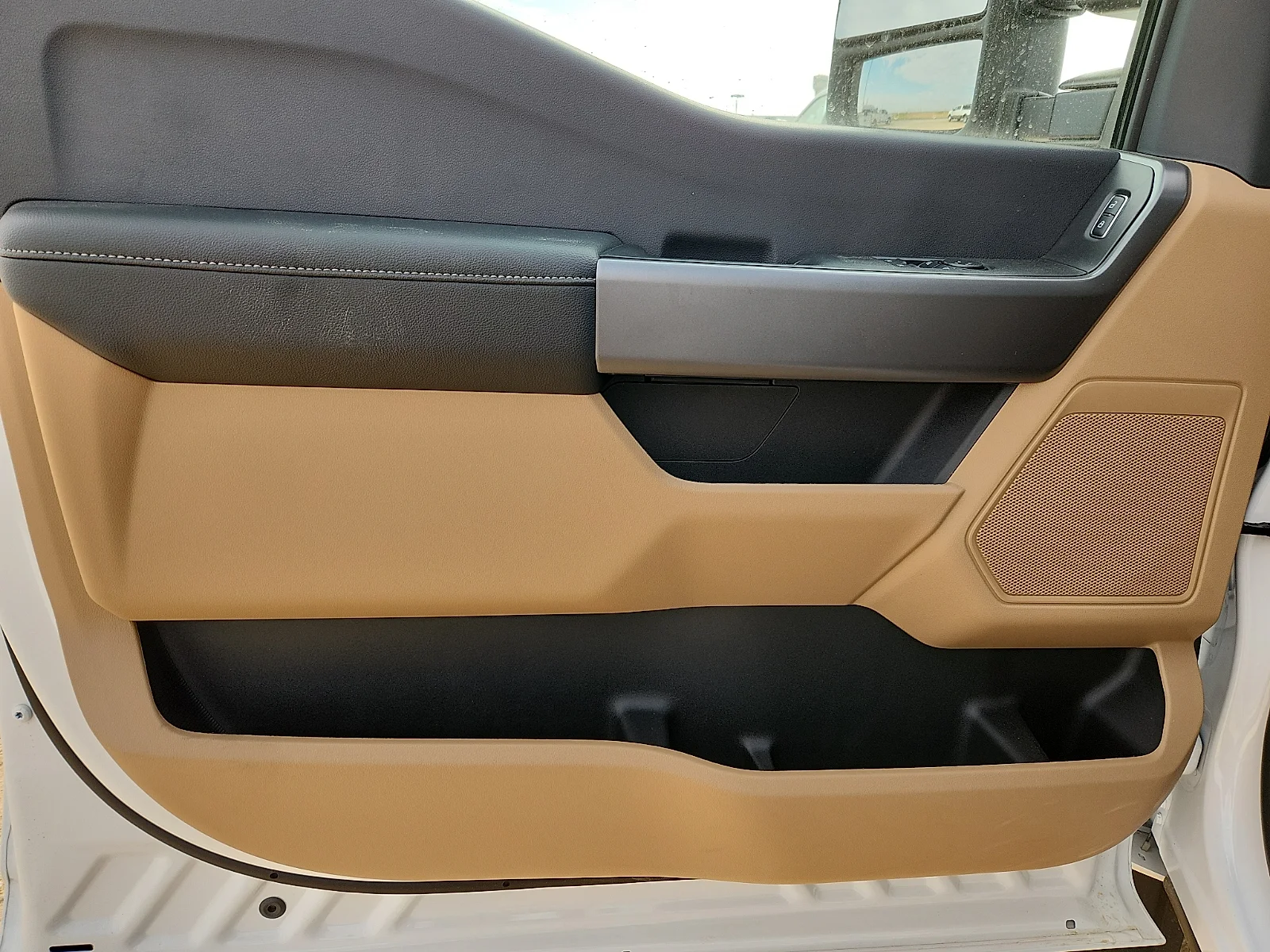 New 2027 Oxford White Ford XLT image 14