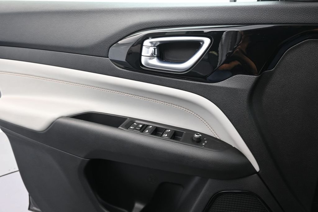 Used 2022 Crystal Metallic Jeep Limited image 13