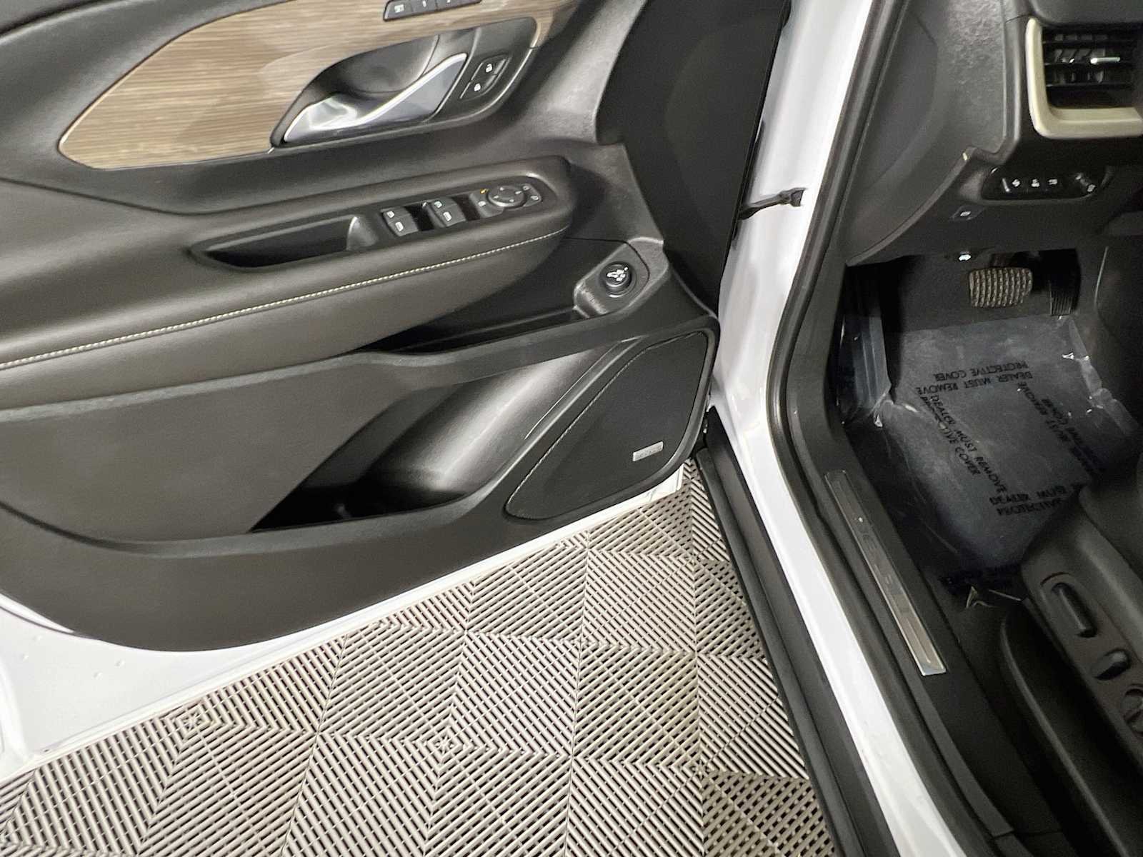 Used 2022 White Frost Tricoat GMC Denali image 19